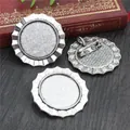 Τρία τεμάχια 25mm vintage ασημί βάσεις καρφίτσας σε ρετρό ξύλινο γραφείο με βιβλίο - Στυλ Κυματιστής Δαντέλας με Γρανάζια (A5-36)