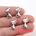 Silberne 3D-Katzenanhänger aus Legierung 17x9mm für DIY-Schmuck auf einem Finger gezeigt - Antiksilber Süße Kätzchen (Q5-36)