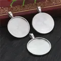Nahaufnahme der 25 mm runden Anhängerbasis aus Legierung mit mattem Silber-Finish und Textur - Mattsilberner Stil (A7-08)