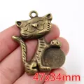 3D-Katzenanhänger aus Antik-Bronze-Legierung für DIY-Schmuck, Größe 47x34mm - Antikbronze Katze mit Ball (R5-09)