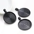 Makro-Detail des 25mm mattschwarzen Anhänger-Rohlings aus Legierung mit radialem Muster - Mattschwarzer Stil (A3-20)