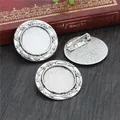 20mm Antiksilber-Brosche mit floralem geprägtem Rahmen für DIY-Schmuckherstellung - Antikes Silber Runde Blumige Relief Stil (D1-29)