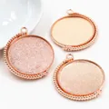 Trois supports de pendentif rotatifs en or rose pour la création de bijoux DIY sur blanc - Or rose