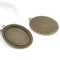 Base per pendente ovale in lega di bronzo vintage con motivi a croce in rilievo per DIY - Motivo a Croce in Rilievo Bronzo Antico (B1-28)
