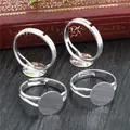 Set mit vier verstellbaren silbernen Ringrohlingen für DIY-Schmuck auf Vintage-Büchern - 6mm / Silber