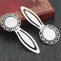 Detailansicht antiker silberner Lesezeichen mit 20mm runder Fassung auf einem Vintage-Buch - Antiksilber Spitze Stil (I1-41)