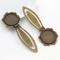 Detailaufnahme der 20mm Bronze-Lesezeichenbasis mit geprägtem floralem Relief - Antikbronze Blütenblatt Stil (I1-23)