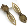 Dettaglio del segnalibro fai-da-te in bronzo antico con base tonda da 18mm e decori floreali - Stile Goccia Floreale Bronzo Antico (I1-05)