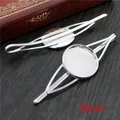Λεπτομέρεια από ασημί βάσεις DIY για τσιμπιδάκια μαλλιών σε vintage ξύλινο φόντο - Ασημί
