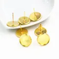 Vista macro di sei basi per orecchini a perno rotonde dorate per gioielli DIY - Oro (Senza fermagli)