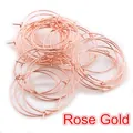 Détail macro de créoles rondes en or rose pour la fabrication de bijoux DIY - Or rose