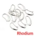 Dettaglio macro di ganci per orecchini a U rodiati per la creazione di gioielli DIY - K bianco