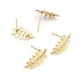 Dettaglio dei perni per orecchini in rame dorato a forma di foglia con anello pendente - oro kc