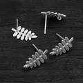 Dettaglio di componenti per orecchini a forma di foglia argentata con finitura opaca - Argento Opaco