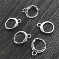 Cinq crochets de boucles d'oreilles argentés pour création de bijoux sur bois sombre - K Blanc/Argent