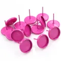 Macro-opname van 10 mm matroze oorstekers en metalen trays voor doe-het-zelf sieraden - Rozerood