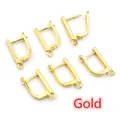Gros plan de crochets d'oreilles en U dorés 17x10mm pour création de bijoux - Or