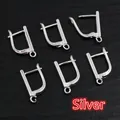 Makroaufnahme von 6 silberfarbenen 17x10mm Kupfer-Ohrhaken für DIY-Schmuckherstellung - Silber