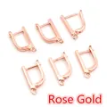Makroaufnahme von 6 roségoldenen U-förmigen DIY-Ohrhaken mit Ösen für die Schmuckherstellung - Roségold