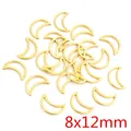 Dettaglio macro di ciondoli a mezzaluna dorati per creazione gioielli fai da te 8x12mm - Forma di Luna - Oro (8x12mm) / Confezione da 20