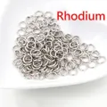Macro di anellini aperti rodiati in un piatto a cuore per creazione di gioielli - Bianco K/Argento