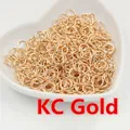 Dettaglio di anellini aperti placcati oro KC in un piatto per gioielli fai da te - Oro KC