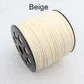 Beigefarbene doppelseitige Samtschnur auf Spule für DIY-Schmuck und Armbandflechten - Cremeweiß