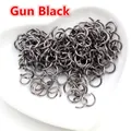 Makroansicht der gunschwarz offenen Binderinge für DIY-Schmuckherstellung im Detail - Gunmetal