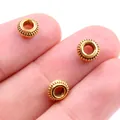 Makroaufnahme von 5mm goldenen radförmigen Legierungsperlen für Schmuckdesign - 50 Stück (5mm) / Altgold