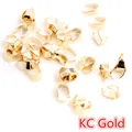 Vista de primer plano de conectores para colgantes bañados en oro KC para joyería artesanal - Oro KC