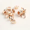 Detalle macro de enganches para colgantes en oro rosa para fabricación de collares DIY - Rosa oro