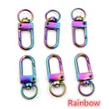 Detailansicht von sechs regenbogenfarbenen Zinklegierungskarabinern für Bastelarbeiten - 33x13mm (2,5g/Stk.) / Regenbogen