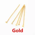 Makro-Detail von fünf vergoldeten Nietstiften für DIY-Schmuckherstellung und Perlen - 16mm (200 Stk./15g) / Gold