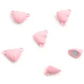 Macro-detail van roze hartvormige magnetische sluitingen voor DIY-sieraden maken - Roze