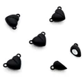 Gros plan de fermoirs magnétiques en forme de cœur noir mat pour colliers de bijoux DIY - Noir
