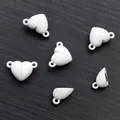 Détail de fermoirs magnétiques en forme de cœur pour la création de bijoux DIY - Blanc