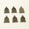 Antiek bronzen ovale legering hanger basis met zonnebloem patroon en drie lussen - 8x10 / Antiek Brons