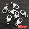 Set mit sieben silbernen Karabinerverschlüssen in Herzform mit feiner Herz-Prägung - Muster / Silber