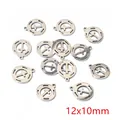 Macro-opname van twaalf zilveren roestvrijstalen ronde kruisbedels van 12x10mm - Cirkel Kruis Stijl (I2-23)