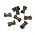Makroansicht von sieben bronzenen Spiral-Metallfedern für DIY-Schmuck und Haar-Accessoires - Bronze