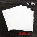 Chiffon blanc 8x8cm en microfibre pour bijoux avec bords dentelés sur fond bois - 10 Pièces/Paquet (8x8cm) / Blanc