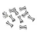 Makro-Detail von silbernen Spiralfeder-Perlenkappen und Abstandhaltern für DIY-Schmuck - Weiß K/Silber