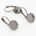 Macro-opname van zwarte lever-back oorbellen met ronde kanten basis voor sieraden - Gunmetal