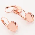 Détails macro de supports de boucles d'oreilles rose doré dentelle pour création DIY - 12mm / Or rose