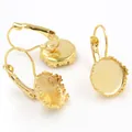 Primer plano de ganchos dorados para pendientes con base de borde ondulado para joyas - Dorado