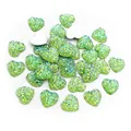 Gros plan de cabochons en résine pailletée verte de 12mm en forme de cœur à dos plat - Vert / 12 Mm (025 G Par Pièce)
