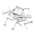 Detailansicht silberner Edelstahl-Ohrstecker mit Ösen für DIY-Schmuckherstellung - 10x2mm / Stahlfarben