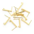 Detailansicht der vergoldeten rechteckigen Ohrstecker mit Schlaufe für DIY-Schmuck - 10x2mm / Vergoldet