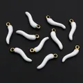 Set mit 10 weißen Emaille-Cornicello-Anhängern mit Vergoldung für die Schmuckherstellung - 15x4MM / Weiß