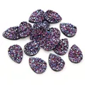 Détail macro de cabochons en résine druzy irisés en forme de goutte et texture cristal - 10x14mm / Bleu Violet Iridescent